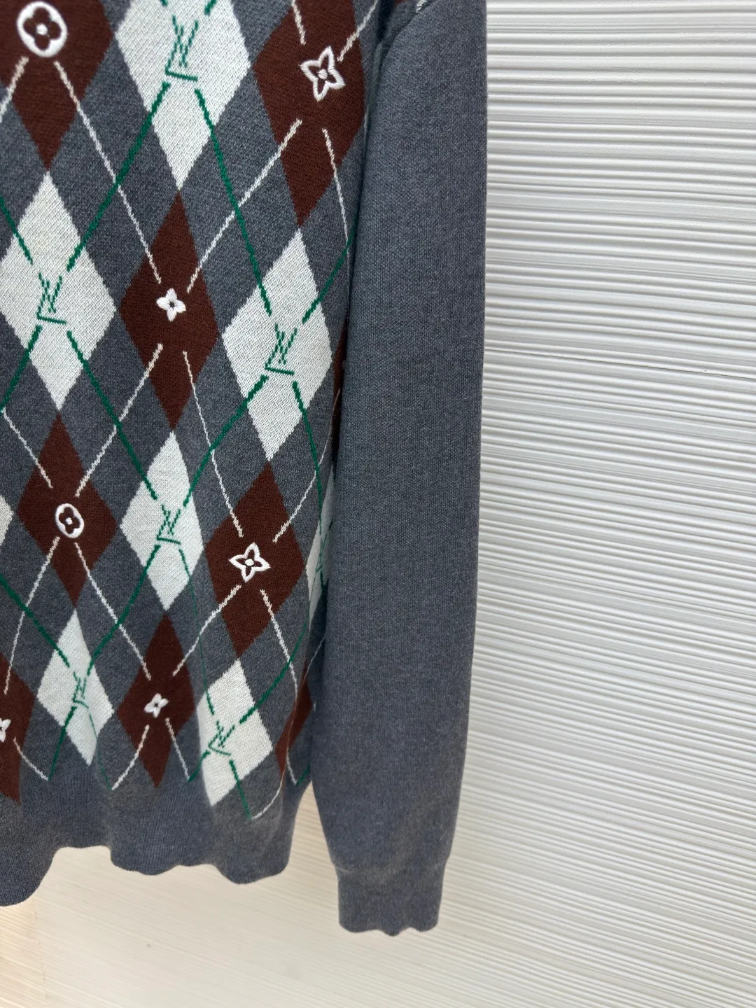 LOUIS VUITTON diamond check crew neck sweater ●Item number: 1680039-B10 ●Fabric: wool fabric ●Technology: knitting ●Version: fitted version ●Weight: about 690 grams ●Size: XS-S-M-L ●Description: The wool material is made of 48/2 fine count 50% Basulan worsted wool yarn, and is woven with a 3-color jacquard technique on a 14-gauge wool loom imported from Germany. The pattern is purely hand-drawn. It takes 290 minutes for a single piece. The fabric piece needs to be stitched and then dismantled and embroidered by hand. The embroidery uses a high-speed embroidery machine for positioning embroidery. The back is spliced with turtle back with Hassel thread, and it is customized with three-label washing. The overall wiring is straight and delicate, the fabric is comfortable and soft, and the color is consistent without color difference. It can be matched with the same style to create a fashionable look and control various occasions. Customized accessories, complete with three standards, same style for men and women!